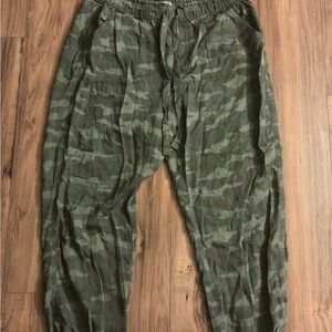 Knox Rose Women’s Olive Camouflage Cargo Pants